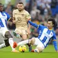 Gelandang Chelsea, Mateo Kovacic dikepung dua pemain Brighton, Moises Caicedo dan Kaoru Mitoma, Sabtu (29/10/2022). (AP Photo/Kirsty Wigglesworth)