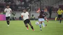 Gelandang Aston Villa berebut bola dengan gelandang Indonesia All Stars pada laga uji coba internasional di Stadion Utama Gelora Bung Karno (SUGBK), Jakarta, Sabtu (1/8/2026). Aston Villa menang 3-1 atas Indonesia All Stars dalam pertandingan yang menjadi bagian dari tur pramusim klub Liga Inggris tersebut di Asia. (KLY/Budy Santoso)