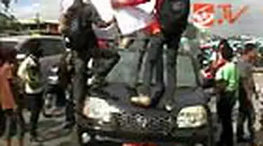 Aksi mahasiswa menolak rencana pengurangan subsidi bahan bakar minyak di Makassar, Sulsel, diwarnai penyanderaan mobil pelat merah. 