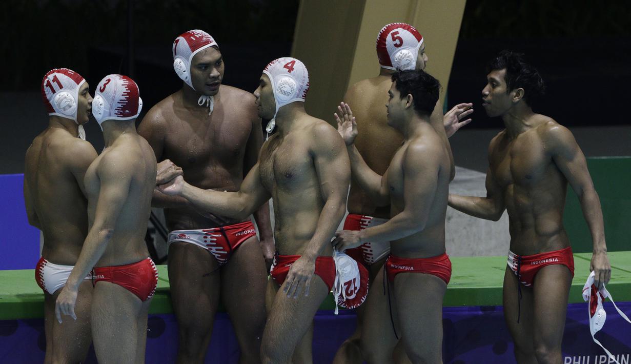 Para pemain polo air Indonesia merayakan kemenangan 14-7 atas Malaysia pada laga SEA Games 2019 di Aquatic Center, Clark, Jumat (29/11). Indonesia berhasil meraih emas perdana dari cabang polo air. (Bola.com/M Iqbal Ichsan)