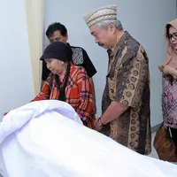 Kepergian alamarhumah Shinta Muin meninggalkan duka mendalam bagi para teman-temannya. (Deki Prayoga/Bintang.com)