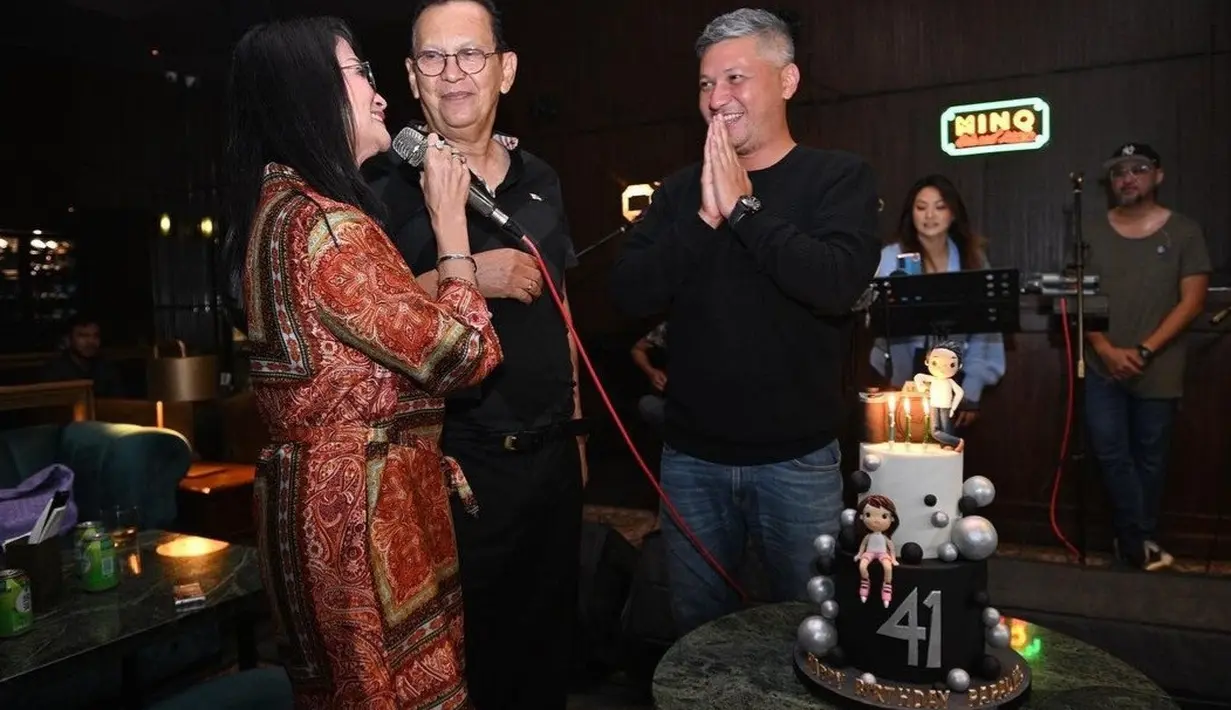 Usai Gading mengunggah foto, netizen langsung ramai membanjiri kolom komentar. Tak sedikit dari mereka berdoa agar Gading Marten segera mendapat jodoh