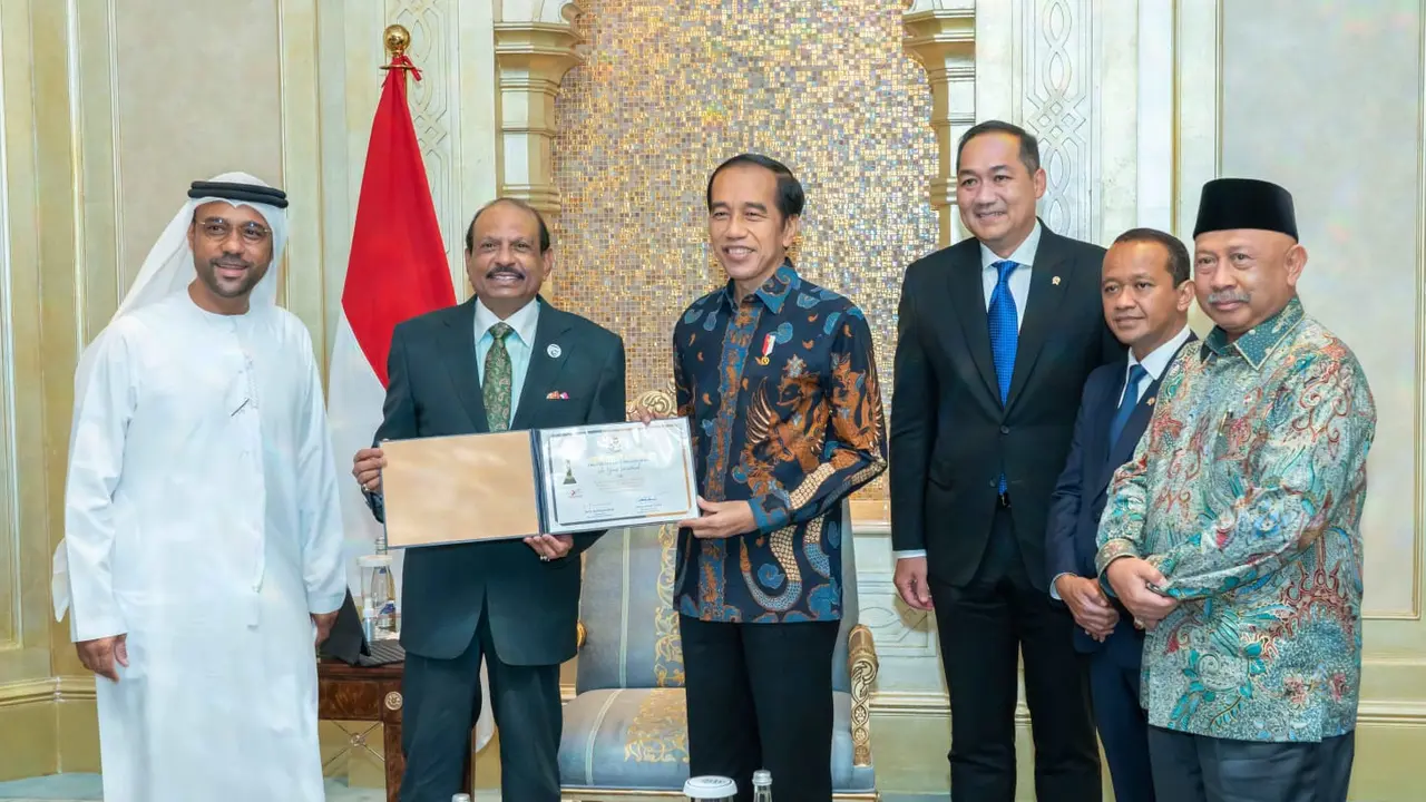 Yusuff Ali MA, Pimpinan dari  Lulu Group yang berbasis di Abu Dhabi menerima penghargaan  Prima Duta Award dari Jokowi