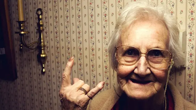 Ternyata 'Nenek-nenek Bawa Gitar' Bukan Sekedar Mitos :D