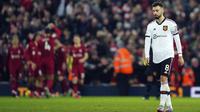 Reaksi kecewa pemain Manchester United, Bruno Fernandes setelah timnya kebobolan dari Liverpool pada laga pekan ke-26 Liga Inggris 2022/2023 di Anfield, Senin (06/03/2023) WIB. MU kalah dengan skor telak 0-7 dari Liverpool. Gol skuad asuhan Jurgen Klopp tersebut yang dicetak oleh Cody Gakpo (43', 50'), Darwin Nunez (47', 75'), Mohamed Salah (66', 83'), dan Roberto Firmino (88'). (AP Photo/Jon Super)