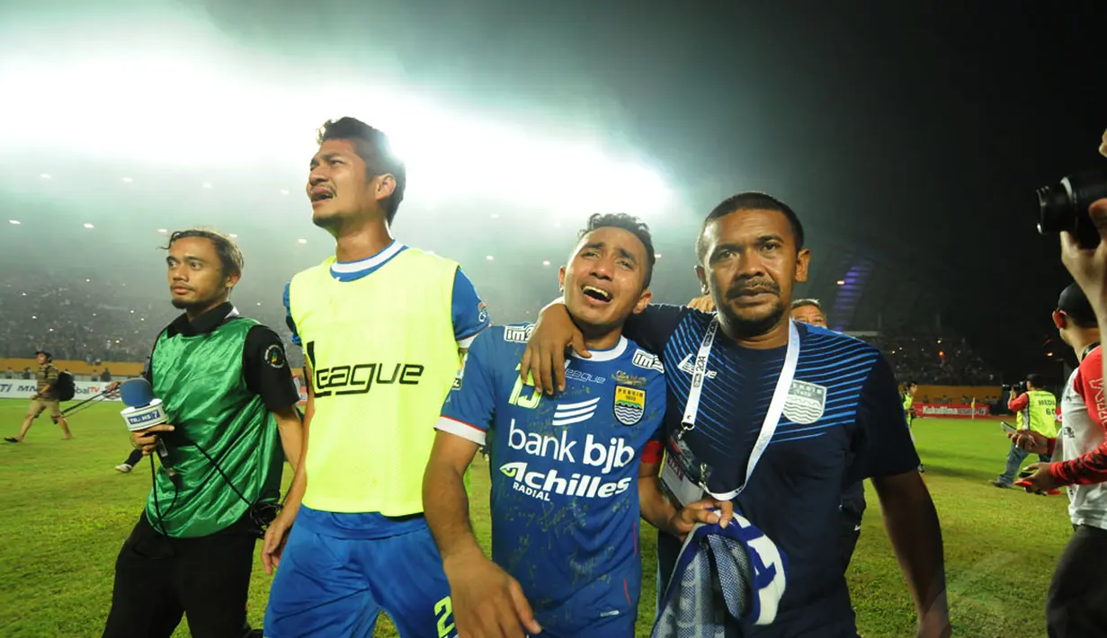 Kapten tim Persib Bandung, Firman Utina (ketiga dari kiri) menangis usai mengalahkan Persipura Jayapura 5-3 di Stadion Gelora Sriwijaya, Palembang, (7/11/2014). (Liputan6.com/Helmi Fithriansyah)