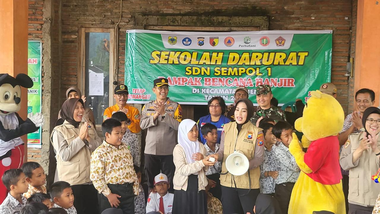 Team trauma healing dari Polres Bondowoso berikan pendampingan psikologis  terhadap anak-anak korban banjir  bandang (Istimewa)