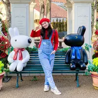 Untuk busana natal yang santai dan menggemaskan, kamu dapat tiru outfit ala Asmirandah. Gunakan kaos atau tustle neck merah dan padu bersama denim overall. Lengkapi dengan topi beret untuk mempermanis gayamu. [Instagram/asmirandah89]