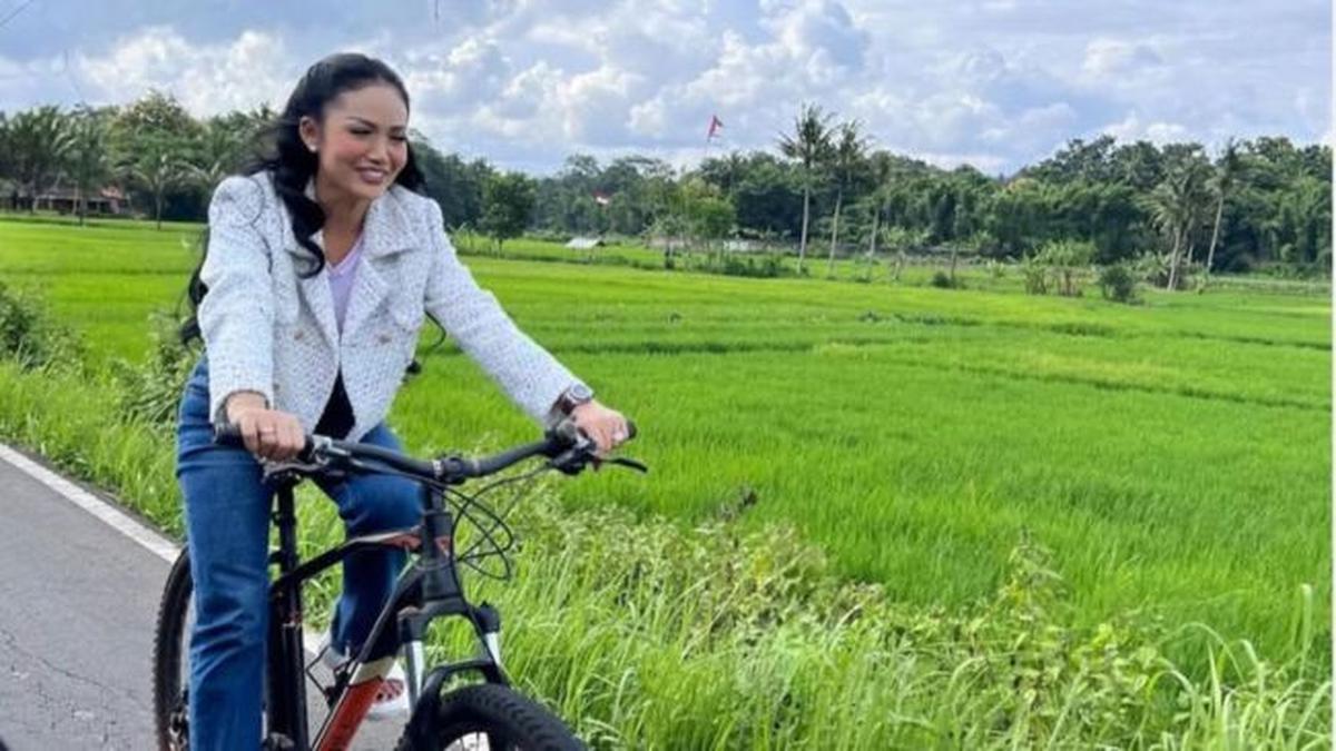 View Indah, 5 Potret Krisdayanti Pamer Look Simpel Tapi Elegan saat Gowes di Plataran Heritage Borobudur