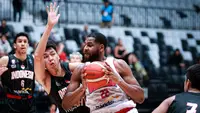 Pemain Timnas Basket Indonesia, Marques Tarrell Bolden (kanan) berebut bola dengan pemain Indonesia Patriots, Agus Salim pada laga Indonesia International Basketball Invitational di Indonesia Arena, Senayan, Jakarta, Rabu (02/08/2023). (Bola.com/Bagaskara Lazuardi)