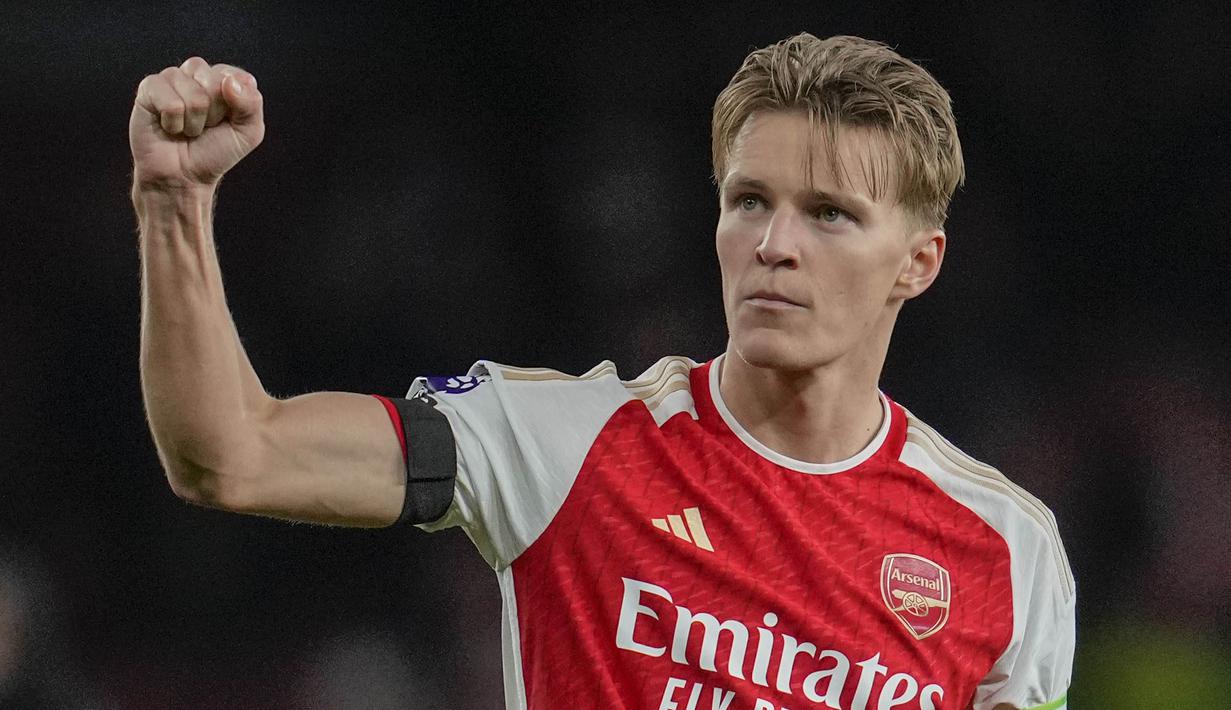 Pemain Arsenal,  Martin Odegaard, merayakan kemenangan atas Chelsea dalam duel tunda pekan ke-29 Premier League 2023/2024, Rabu (24/4/2024). Kemenangan ini memperkuat posisi Arsenal di puncak klasemen Liga Inggris sementara dengan 77 poin dari 34 laga. (AP Photo/Kin Cheung)