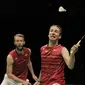 Pasangan Denmark, Mathias Boe/Carsten Mogensen, berusaha mengembalikan kok. Pasangan Denmark tersebut tampil menekan di gim tiga. (Bola.com/M Iqbal Ichsan)