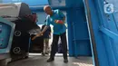 Kepala BNN, Komjen Heru Winarko memasukan barang bukti ke dalam mesin penghancur narkotika saat pemusnahan di Lapangan Parkir BNN, Jakarta, Jumat (20/12/2019). Barang bukti narkoba ini didapatkan dari penggerebekan pabrik hingga cara penyeludupan dari Prancis ke Indonesia. (merdeka.com/Imam Buhori)