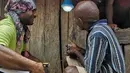 Pemasangan Lampu Tenaga Surya Hemat Energi (LTSHE) di Distrik Puldama, Kabupaten Yahukimo, Provinsi Papua. Komponen utama LTSHE adalah satu panel surya 20 Watt, empat lampu LED 3 Watt, batere lithium, hub dan kabel USB. (Liputan6.com/HO/Hadi M Juraid)