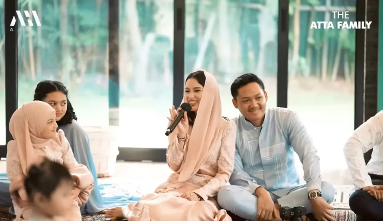 Sarah terlihat cantik dan anggun dengan kerudung yang menutup rambutnya. Banyak warganet yang memuji penampilannya. [Youtube/ AH]
