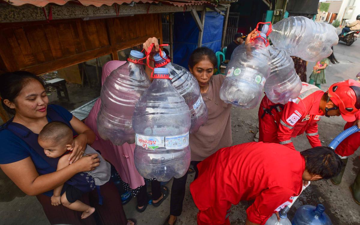 PMI Distribusikan Air Bersih bagi Korban Kekeringan di Depok