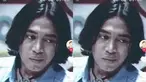 Kilas balik melihat Komeng masih muda, penampilannya tuai atensi publik dengan rambut gobdrong. Bahkan bila diperhatikan, penampilan Komeng ini mirip dengan gaya Ariel Noah yang dulu juga hits saat belah tengah. (Liputan6.com/IG/komengfc)