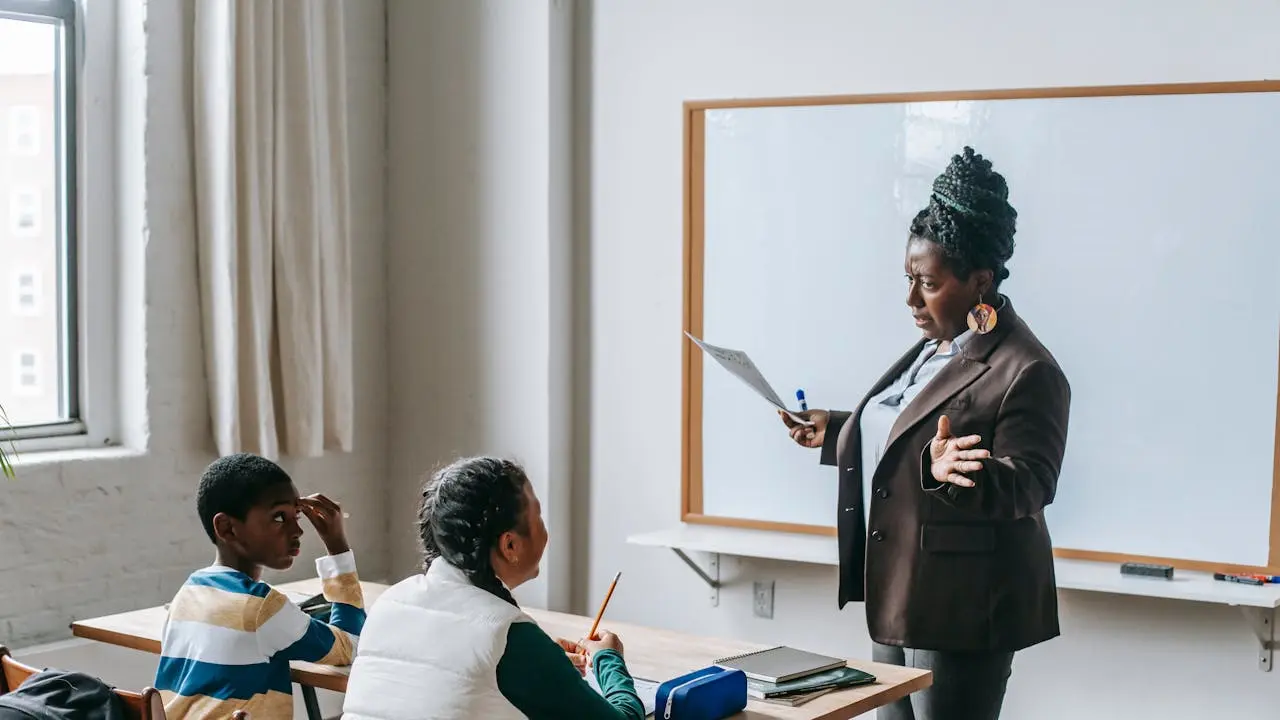 Guru berbincang dengan siswa di kelas (Pexels)