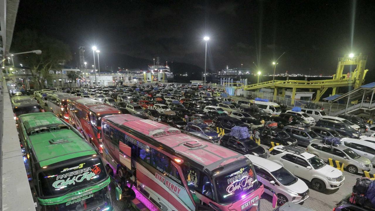 Kendaraan pemudik padati Pelabuhan Merak