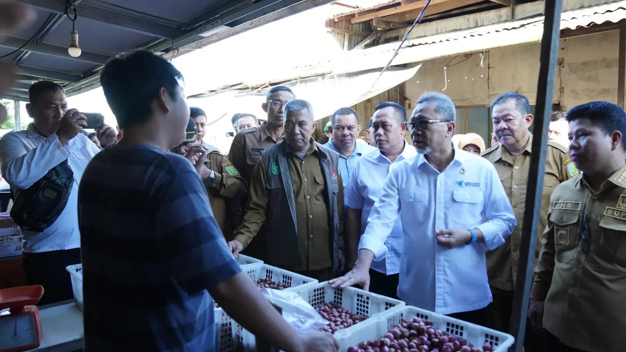 Menteri Perdagangan Zulkifli Hasan atau Zulhas mengunjungi Pasar Pagi di Kabupaten Sambas, Kalimantan Barat pada Senin, (18/12/2023). Dok Kemendag