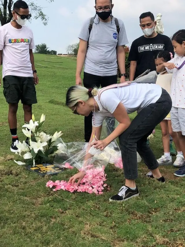 Joanna Alexandra ke Makam Suami