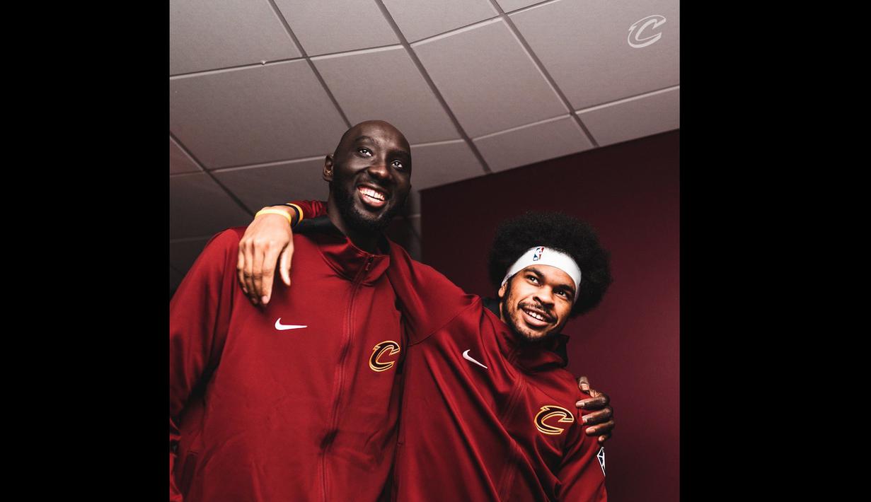 Pebasket Cleveland Cavaliers asal Senegal, Tacko Fall mengenang suasana Ramadhan di kampung halamannya di mana semua orang melakukan rutinitas yang sama, seperti bangun pagi untuk sahur, berpuasa sehari penuh, buka puasa, dan beribadah di Masjid bersama teman-teman. (Twitter Cleveland Cavaliers)