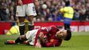Pemain Manchester United, Lisandro Martinez tergeletak sambil mengeram kesakitan saat laga lanjutan Liga Inggris 2023/2024 antara Manchester United melawan West Ham United di Old Trafford, Manchester, Inggris, Minggu (04/02/2024). (AP Photo/Dave Thompson)