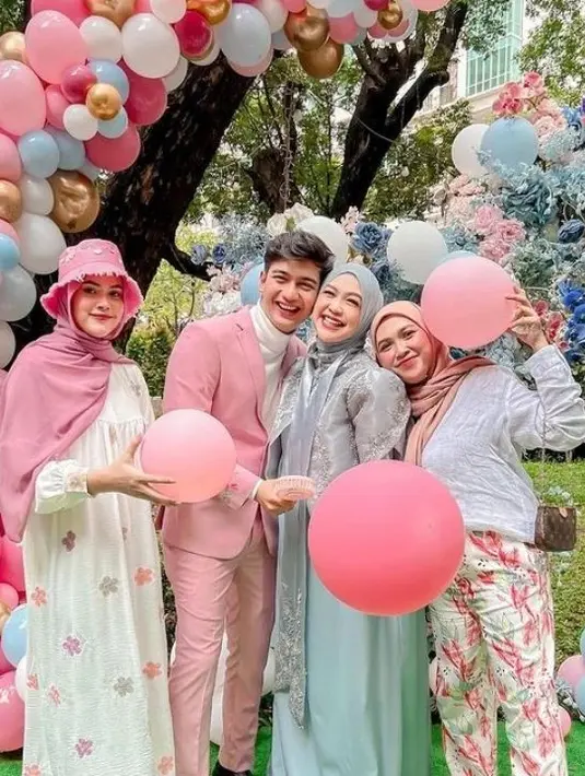 <p>Ria Ricis dan Teuku Ryan (Instagram/the_ricis1794)</p>
