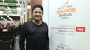Jelang tampil di Maumere Jazz Fiesta, Andre Hehanusa melakukan pemanasan sebelum tampil. Pemanasan dilakukan saat menyambangi Gedung Bursa Efek Jakarta. (Galih W. Satria/Bintang.com)