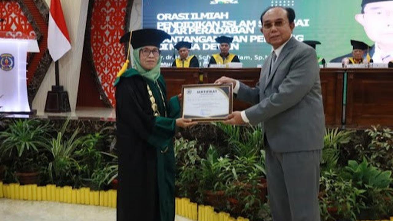 Wali Kota Bontang, Neni Moerniaeni, saat menghadiri Wisuda Mahasiswa Sekolah Tinggi Ilmu Tarbiyah (STIT) Syamsul Ma’arif Bontang