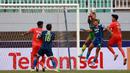 <p>Penjaga gawang Persib Bandung, Teja Paku Alam (tengah) berusaha menghalau bola dalam pertandingan lanjutan BRI Liga 1 2022/2023 melawan Borneo FC yang berlangsung di Stadion Pakansari, Bogor, Kamis (26/1/2023). (Bola.com/Ikhwan Yanuar)</p>