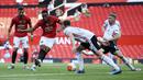 Penyerang Manchester United, Anthony Martial, mencetak gol ke gawang Sheffield United pada laga Premier League di Stadion Old Trafford, Rabu (24/6/2020). Manchester United menang dengan skor 3-0. (AP/Michael Regan)