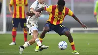 Patrick Dorgu dari Lecce, kanan, dan Dean Huijsen dari AS Roma beraksi saat pertandingan sepak bola Serie A antara Lecce AS dan AS Roma di Stadion Via del Mare di Lecce, Italia, Senin, 1 April 2024. (Giovanni Evangelista/LaPresse via AP )
