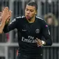 Pemain Paris Saint-Germain, Marquinhos dan Kylian Mbappe merayakan gol ke gawang Bayern Munchen pada matchday keenam Grup B Liga Champions di Stadion Allianz Arena, Rabu (6/12). Bayern memenangi laga atas PSG dengan skor 3-1. (GUENTER SCHIFFMANN/AFP)