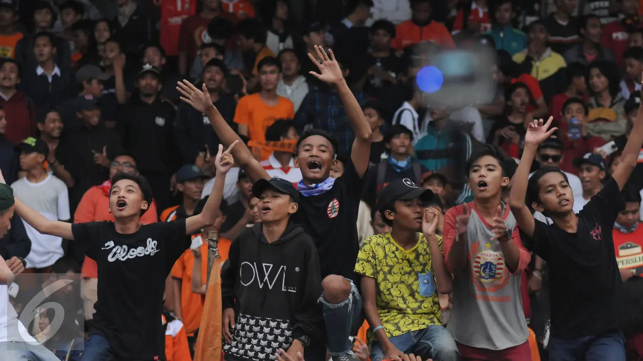 20160405- Jakmania Padati Stadion Bea Cukai-Jakarta- Helmi Fithriansyah