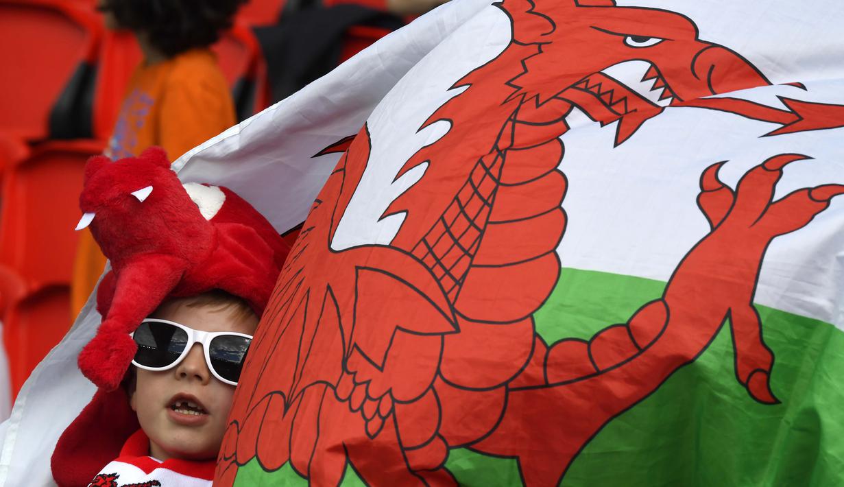 Fans cilik Wales antusias menanti laga timnya melawan Irlandia Utara pada Piala Eropa 2016 di Stadion Parc des Princes, Paris (25/6/2016). (AFP/Damien Meyer)