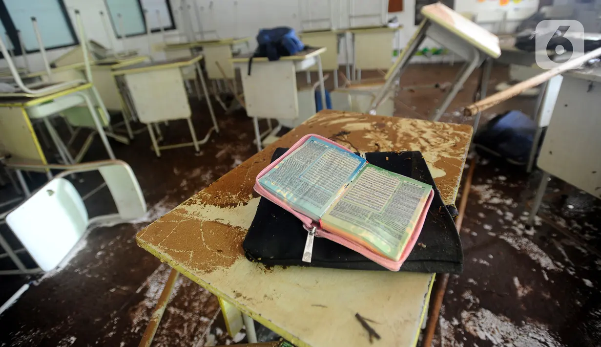 Kondisi salah satu ruangan lokasi tembok roboh di Madrasah Tsanawiyah Negeri (MTsN) 19 Pondok Labu, Cilandak, Jakarta, Jumat (7/10/2022). Robohnya tembok bermula saat hujan deras yang menyebabkan air gorong-gorong meluap dan menggenangi area MTsN 19. (merdeka.com/Arie Basuki)
