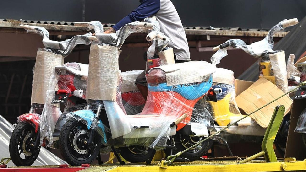 Meski sudah diberi subsidi oleh pemerintah, sepeda motor listrik nyatanya masih kurang diminati konsumen. Hal itu diungkapkan oleh Kepala Staf Kepresidenan (KSP) Moeldoko.
