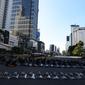 Polisi menaruh tameng untuk berjaga-jaga di Jalan MH Thamrin, Jakarta Pusat, Jumat (24/5/2019). Jalan MH Thamrin yang menjadi salah satu titik kericuhan dalam Aksi 22 Mei 2019 masih ditutup. (merdeka.com/Imam Buhori)