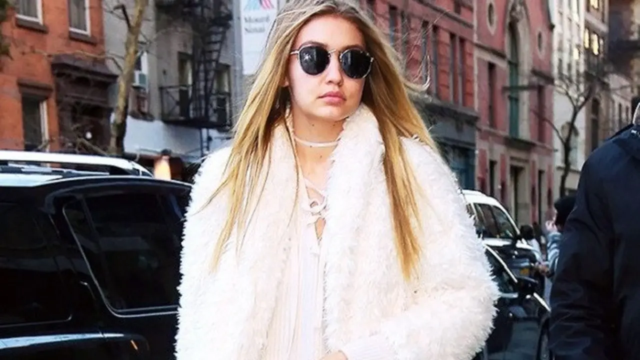 Gigi Hadid Bikin Piyama Terlihat Keren Dipakai Sehari-hari