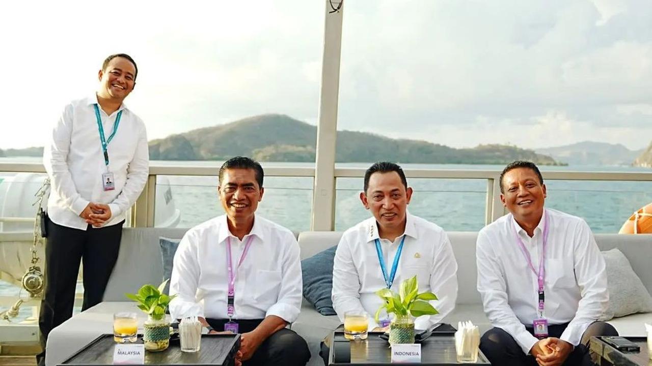 Sekpri Kapolri Ikut Foto Bareng Tiga Jenderal Satu Angkatan