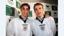 Gary Neville dan Phil Neville adalah pemain bersaudara yang bermain untuk Timnas Inggris. Tidak tanggung-tanggung, mereka berdua bermain bersama di Piala Eropa 1996, 2000, dan 2004. (www.squawka.com)