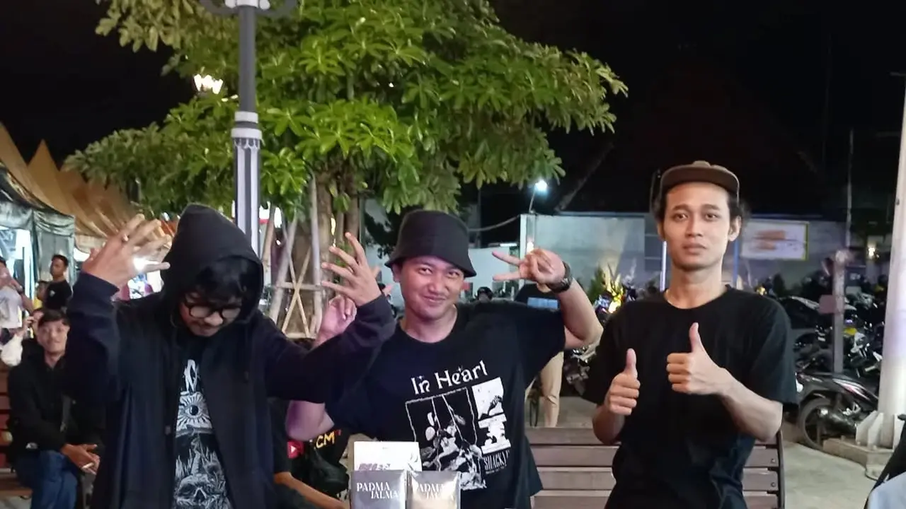 Berly (tengah) seorang pemuda asal Ponorogo pemilik usaha kaset musik Flooddiver Store