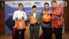 Dirut PT Sucofindo Bachder Djohan Buddin, Wapres ke-9 RI Hamzah Haz, Dirut PT INTI Darman Mappangara dan Dirut PT Dinamika Utama Jaya Zaenal Aziz menunjukkan Tabung LPG Composite usai MoU untuk produksi Tabung LPG berbahan Composite di Bandung, Rabu (18/9/2019). (Liputan6.com/HO/Okta)
