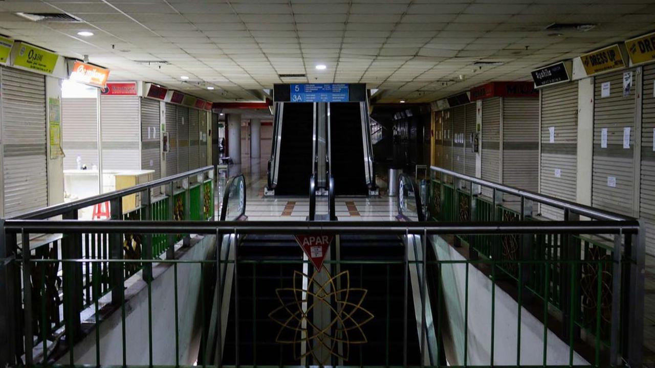 Decit suara ekskalator memecah keheningan lantai 3A Blok B Pasar Tanah Abang siang itu. Deretan kios di pasar tekstil terbesar se-Asia Tenggara itu tertutup rapat. Di pintunya tertempel stiker "Ditutup Sementara".