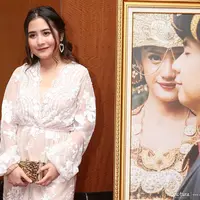 Menghadiri acara pernikahan seorang sahabat memang hal yang paling membahagiakan. Hal serupa dirasakan Prilly Latuconsina yang hadir di pernikahan Raditya Dika dan Anissa Aziza. (Nurwahyunan/Bintang.com)