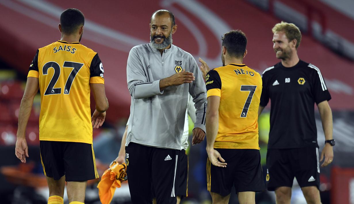 Pelatih Wolverhampton Wanderers, Nuno Espirito Santo, memberikan selamat kepada pemainnya usai mengalahkan Sheffield United pada laga Liga Inggris di Bramall Lane, Selasa (15/9/2020). Wolverhampton menang 2-0 atas Sheffield United. (AFP/Peter Powell/pool)