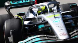 Lewis Hamilton kembali berhasil menyabet podium pada Formula 1 GP Kanada pada 20 Juni 2022. Mengawali balapan dari posisi keempat, Hamilton akhirnya mampu finis di urutan ketiga di bawah Carlos Sainz dan Max Verstappen. (AFP/Clive Rose)