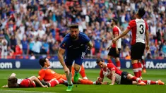 Pemain Chelsea, Olivier Giroud berselebrasi setelah mencetak gol ke gawang Southampton pada laga semifinal Piala FA di Stadion Wembley, London, Minggu (22/4). Chelsea lolos final Piala FA setelah menang 2-0 atas Southampton. (AP/Frank Augstein)