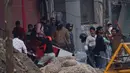 Massa merusak sebuah toko saat bentrok antara pendukung dan penentang Undang-Undang Kewarganegaraan baru di New Delhi, India, Selasa (25/2/2020). Bentrokan terjadi saat kunjungan pertama Presiden AS Donald Trump ke India. (AP Photo)